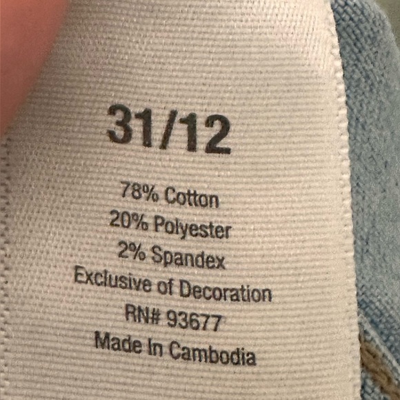 a.n.a  Women’s Jeans Embroidered Roses Cropped Size 12 - Picture 6 of 8